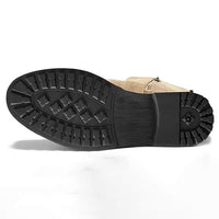 Beige Stiefelsohle mit schwarzem Profil, rutschfest, robustes Design für Outdoor-Aktivitäten.