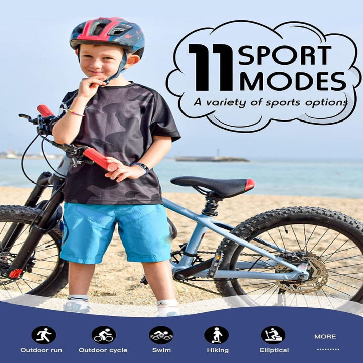 Junge mit Fahrrad am Strand, trägt Helm und Sportkleidung, 11 Sportmodi, Outdoor-Aktivitäten.