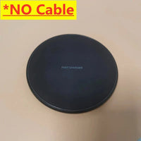 Schwarzes kabelloses Schnellladegerät, rund, ohne Kabel, auf beigem Hintergrund.