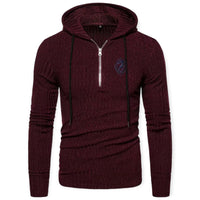 Bordeauxfarbener Herrenpullover mit Kapuze, Reißverschluss, Strickmuster, modisch, bequem.