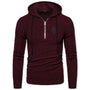 Bordeauxfarbener Herrenpullover mit Kapuze, Reißverschluss, Strickmuster, modisch, bequem.
