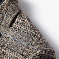Grauer kariertes Sakko aus Wolle, Nahaufnahme, Herrenmode, elegantes Design, Herbstkollektion.