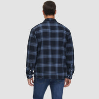 Mann in blau kariertem Flanellhemd, Rückansicht, lässige Herrenmode, Jeans, Freizeitkleidung.