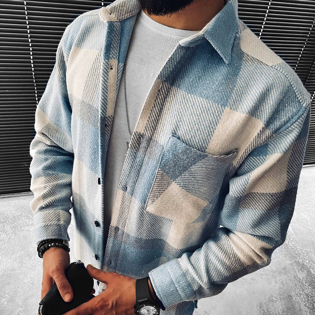 Mann in blau-weiß kariertem Flanellhemd, lässiger Stil, moderne Herrenmode.