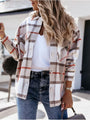 Frau in karierter Jacke, weißem T-Shirt und Jeans, modischer Streetstyle-Look.