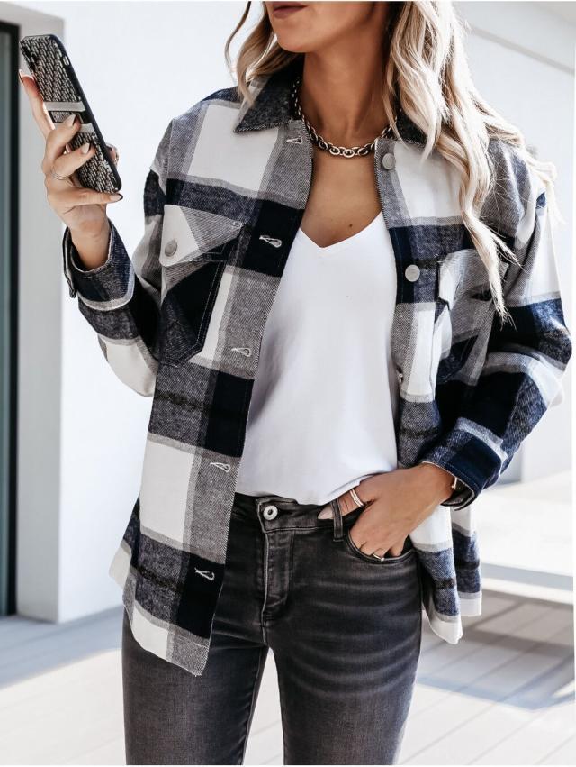 Frau in kariertem Hemd, weißem T-Shirt, Jeans, hält Smartphone, modisch, lässiger Look.