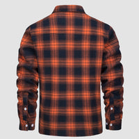 Orange-schwarzes kariertes Flanellhemd, langärmelig, Herrenmode, Rückansicht.