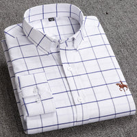 Weißes Herrenhemd mit blauem Karomuster, Baumwolle, gesticktes Pferdemotiv, Business Casual.