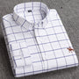 Weißes Herrenhemd mit blauem Karomuster, Baumwolle, gesticktes Pferdemotiv, Business Casual.