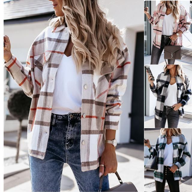 Frau trägt karierte Oversize-Jacke, weißes Top, Jeans; modischer Herbst-Look.