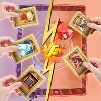 Hände halten Sammelkarten im Duell, gelber Blitz, Spielbrett, strategisches Kartenspiel.
