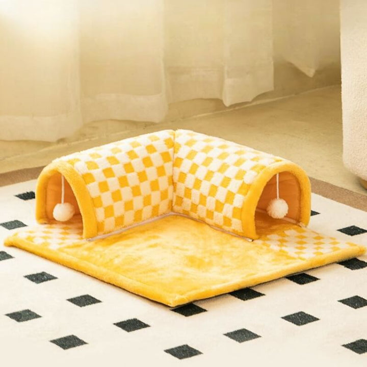 Gelber kariertes Katzentunnelbett aus Plüsch mit Spielbällen, 2-in-1 Design für Katzen.