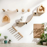Katzenkletterwand aus Holz mit Hängematte, Plattformen und Häuschen, modernes Design.