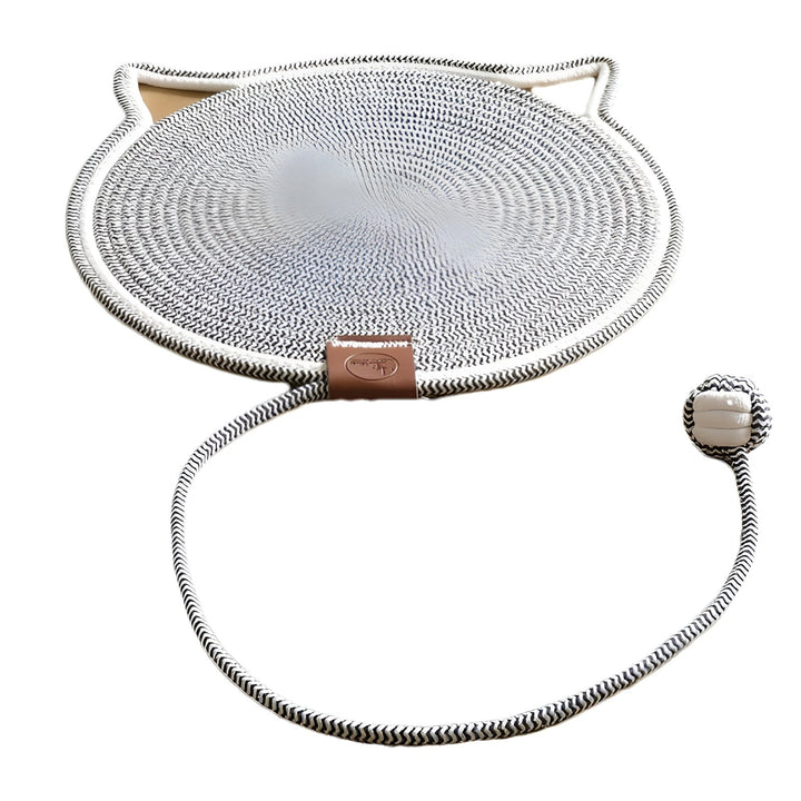 Katzenspielzeug Kratzmatte aus Seil mit Ball, schwarz-weiß, langlebig, interaktiv.