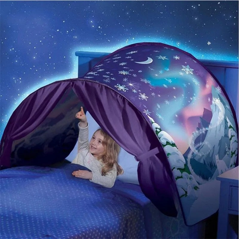 Mädchen unter lila Betthimmel mit Sternenmotiv, Kinderzimmer-Dekoration, Nachtlicht.