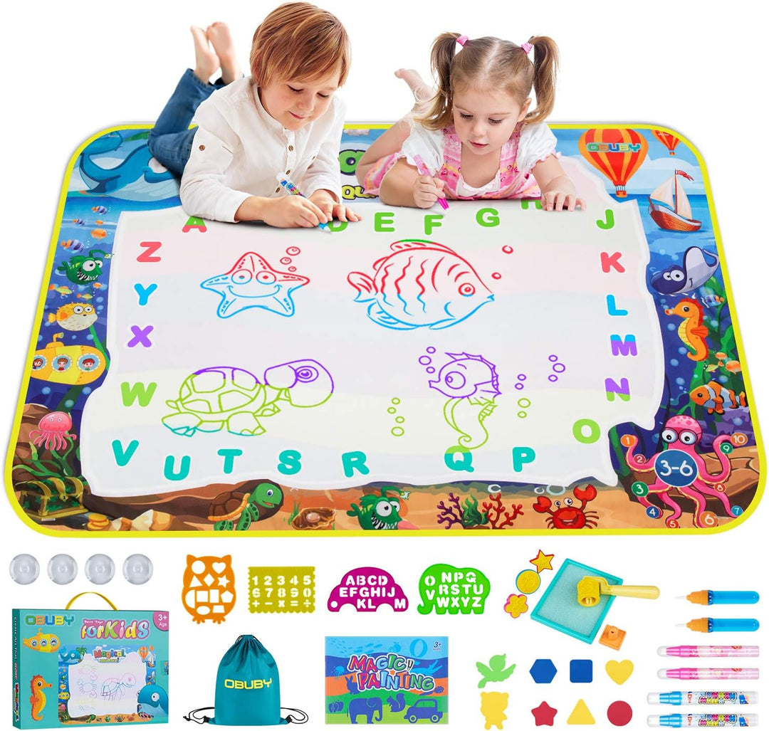 Kinder spielen auf magischer Wasser-Zeichentafel, Alphabet lernen, bunte Unterwasserwelt.