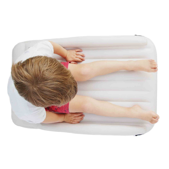Kind auf aufblasbarem Flyaway Kids Bett, weiß, bequem, Reisen, Kinderbett, tragbar.