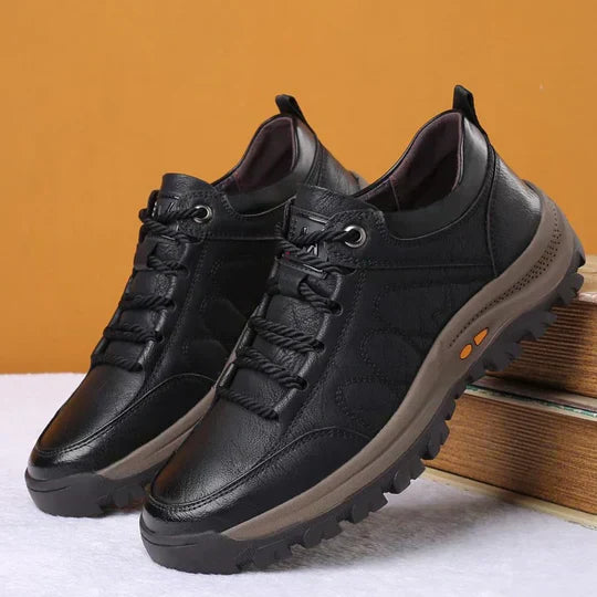 Schwarze Herren-Ledersneaker mit rutschfester Sohle, sportlich, bequem, modisch.