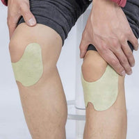 Menschliche Knie mit beige Schmerzpflastern, Schmerzlinderung, Kniebandage, Therapie.