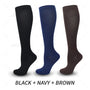 Drei Paar Kniestrümpfe in Schwarz, Blau und Braun, ideal für Outdoor-Aktivitäten.