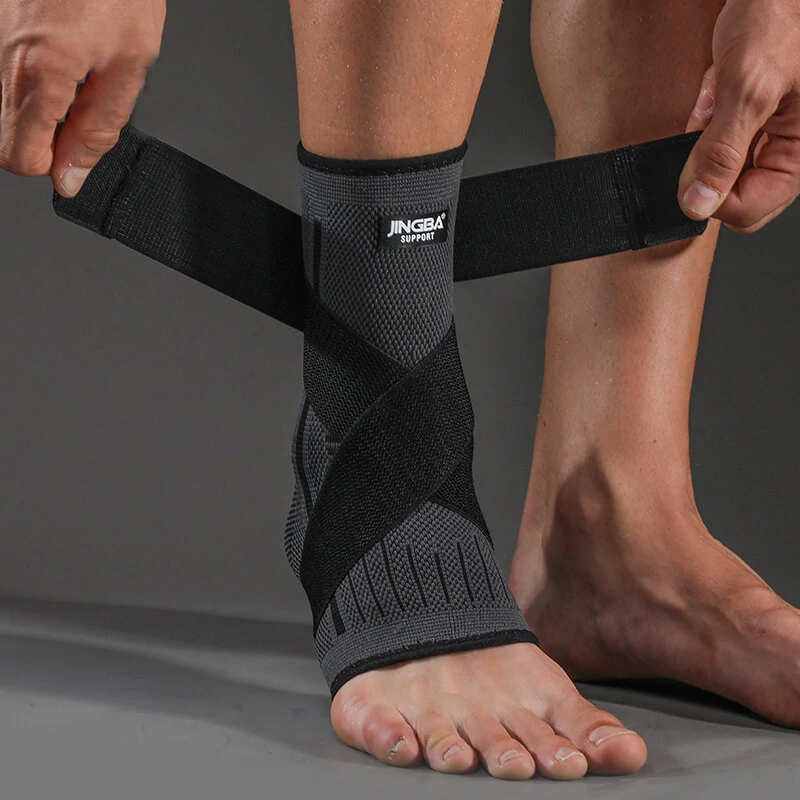 Schwarze Knöchelbandage, elastisch, atmungsaktiv, für Sportverletzungen und Stabilität.