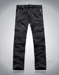 Schwarze Outdoor-Performance-Hose, wasserabweisend, mit Reißverschlusstaschen und verstellbarem Bund.