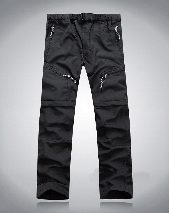 Schwarze Outdoor-Performance-Hose, wasserabweisend, mit Reißverschlusstaschen und verstellbarem Bund.