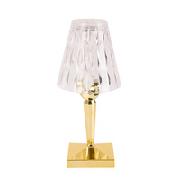 Goldene Tischlampe mit kristallklarem Schirm, modernes Design, elegante Wohnkultur.