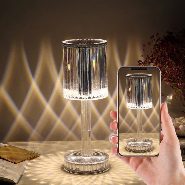 Kristall-Tischlampe mit LED-Beleuchtung, transparent, modernes Design, stimmungsvolle Raumdekoration.
