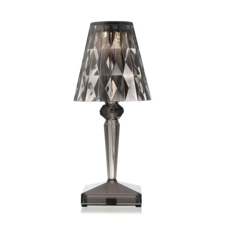 Rauchgraue Kristalltischlampe, modernes Design, facettierter Schirm, elegante Wohnkultur.
