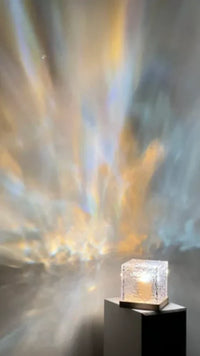 Kristall-Tischlampe mit Regenbogeneffekt, modernes Design, stimmungsvolle Beleuchtung.