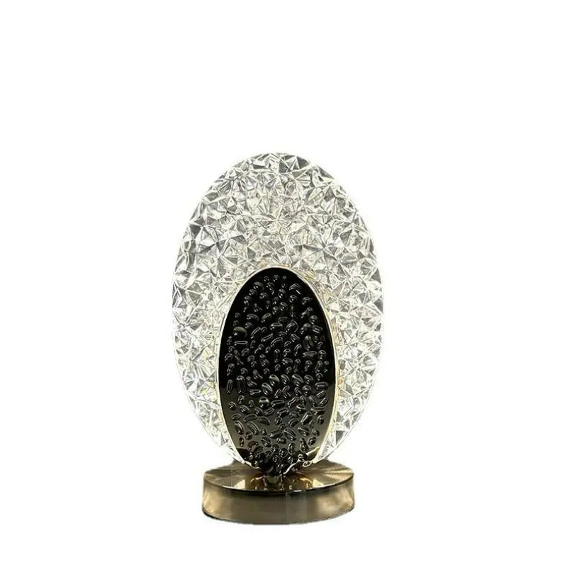 Kristallglas-Dekoration, oval, transparent, mit goldfarbenem Sockel, modernes Design.