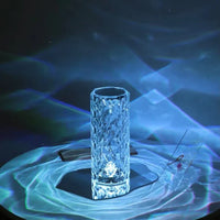 Kristallvase mit LED-Beleuchtung, zylindrisch, transparent, auf Tisch, dekorative Beleuchtung.