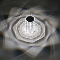 Kristallvase mit facettiertem Design, transparent, dekorativ, modernes Interieur, geometrisch.