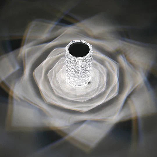 Kristallvase mit facettiertem Design, transparent, dekorativ, modernes Interieur, geometrisch.