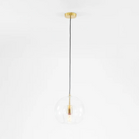 Moderne Pendelleuchte aus Glas mit goldener Fassung, ideal für Wohnzimmerbeleuchtung.