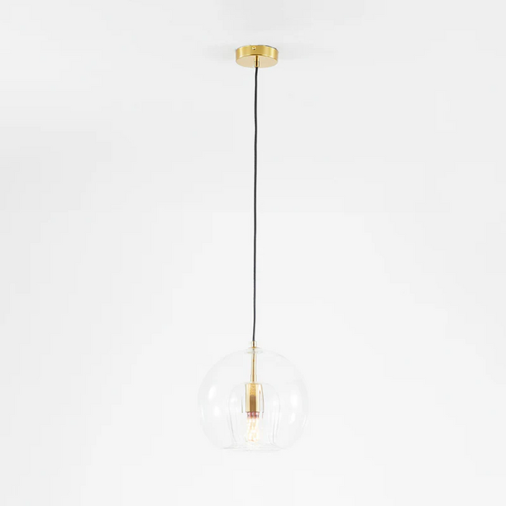Moderne Pendelleuchte aus Glas mit goldener Fassung, ideal für Wohnzimmerbeleuchtung.