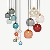 Mehrfarbige Glas-Pendelleuchten, moderne Kugelform, elegante Innenbeleuchtung.