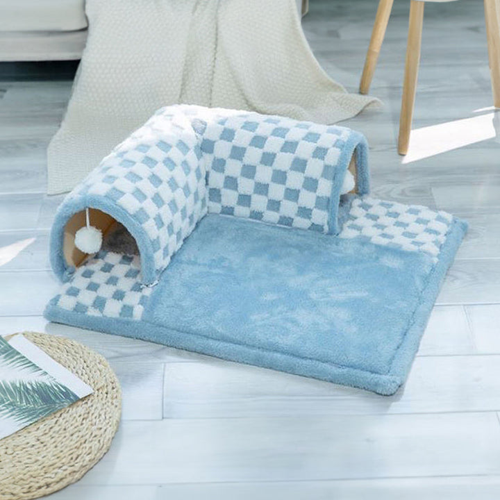 Kariertes Katzenbett mit Tunnel, blau-weiß, weiches Plüschmaterial, gemütlicher Schlafplatz.