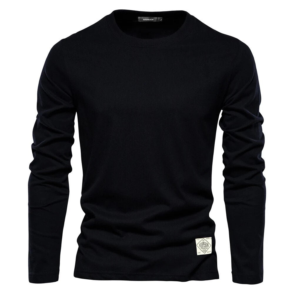 Schwarzes Langarmshirt für Herren, Baumwolle, Rundhalsausschnitt, modisch, bequem.