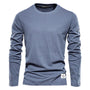 Blaues Langarmshirt für Herren, Baumwolle, Rundhalsausschnitt, lässig, modisch.