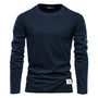 Dunkelblaues Langarmshirt für Herren, Baumwolle, Rundhals, modisch, bequem.