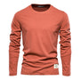 Rostfarbenes Langarmshirt aus Baumwolle für Herren, modisch und bequem.