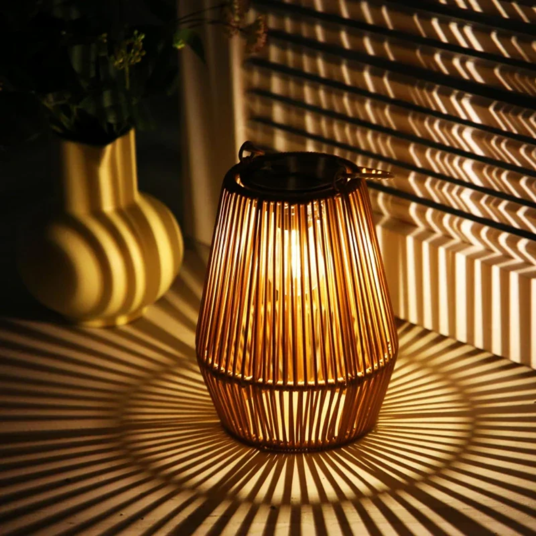 Rattan-Laterne mit Kerze, warmes Licht, dekorative Beleuchtung, Schattenmuster, Wohnzimmer-Deko.