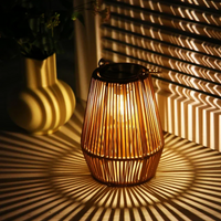 Rattan-Laterne mit Kerze, warmes Licht, dekorative Beleuchtung, Schattenmuster, Wohnzimmer-Deko.