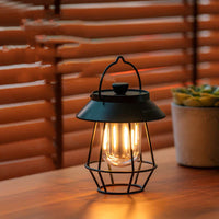 Schwarze LED-Laterne auf Holztisch, warmes Licht, dekorative Beleuchtung, modernes Design.