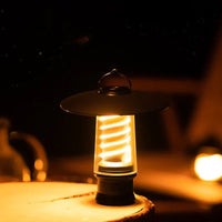 Schwarze LED-Laterne mit spiralförmigem Leuchtmittel, warmweißes Licht, Outdoor-Dekoration.