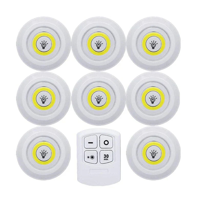 Acht runde LED-Unterbauleuchten mit Fernbedienung, batteriebetrieben, weiß, energiesparend.