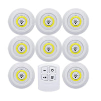 Acht runde LED-Unterbauleuchten mit Fernbedienung, batteriebetrieben, weiß, energiesparend.