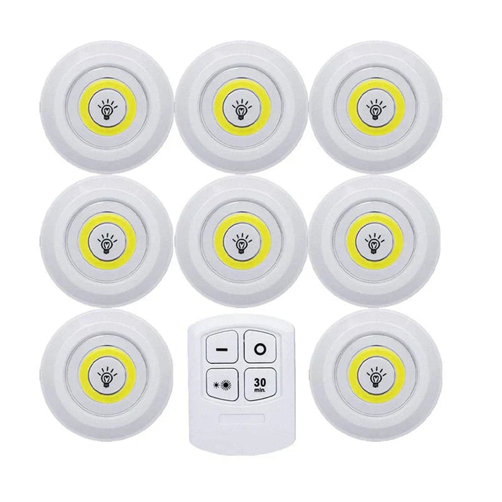 Acht runde LED-Unterbauleuchten mit Fernbedienung, batteriebetrieben, weiß, energiesparend.